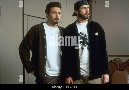 4. April 1997; Los Angeles, Kalifornien, USA; Schauspieler BEN AFFLECK stars wie Holden McNeil und JASON LEE als Banky Edwards in der romantischen Komödie von Miramax "Chasing Amy." Stockfoto