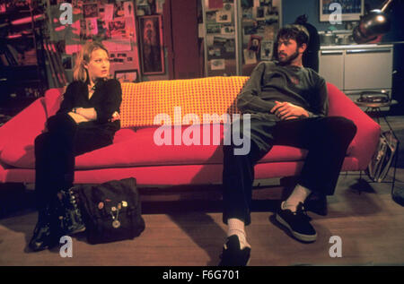 4. April 1997; Los Angeles, Kalifornien, USA; Schauspielerin JOEY LAUREN ADAMS stars wie Alyssa Jones und JASON LEE als Banky Edwards in der romantischen Komödie von Miramax "Chasing Amy." Stockfoto