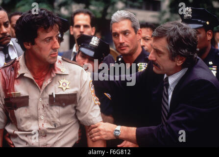 15. August 1997; Edgewater, NJ, USA; Schauspieler SYLVESTER STALLONE als Sheriff Freddy Heflin und ROBERT DE NIRO als Lt.Moe Tilden in der klassischen "Copland." Stockfoto