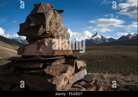 Chorten oder Rock Stapel-Denkmal am Kunzum-Pass zwischen Spiti und Lahaul Valley, Himachal Pradesh, Nordindien Stockfoto