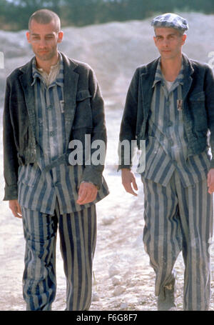 4. Oktober 1997; London, England, Vereinigtes Königreich; CLIVE OWEN (links), als Max und LOTHAIRE BLUTEAU als Horst in dem Krieg Drama Film '' Bent'' unter der Regie von Sean Mathias. Stockfoto