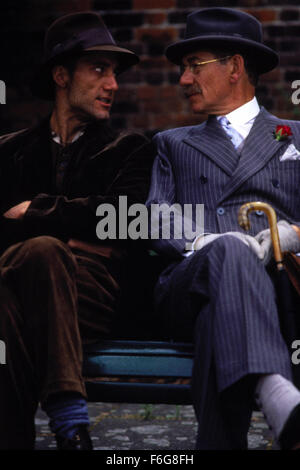 4. Oktober 1997; London, England, Vereinigtes Königreich; IAN MCKELLEN (rechts) als Onkel Freddie im Drama Kriegsfilm "Bent" unter der Regie von Sean Mathias. Stockfoto