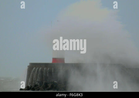 Newhaven, East Sussex, Großbritannien. November 2015. Sturm Barney nähert sich. Der Wind steigt am Leuchtturm des Westarms auf Kraft Stockfoto