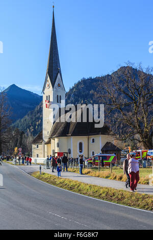 Schliersee, Deutschland, Bayern 08.11.2015: Kirche St.Leonhardi in Schliersee in Leonhardifahrt Stockfoto