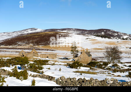 Blick auf die verlassenen Bauernhof anstelle von Blairglass in Glen gairn Stockfoto