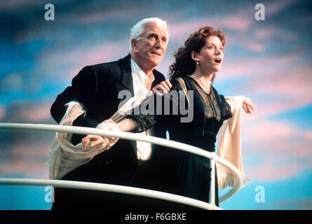 23. Juli 1998; Los Angeles, Kalifornien, USA; Schauspieler LESLIE NIELSEN stars wie Ryan Harrison und MELINDA MCGRAW als Cass Lake in der Komödie Morgan Creek Productions "Zu Unrecht beschuldigt." Unter der Regie von Pat Proft. Stockfoto