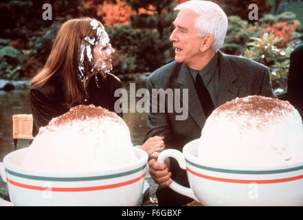 23. Juli 1998; Los Angeles, Kalifornien, USA; Schauspieler LESLIE NIELSEN stars wie Ryan Harrison und MELINDA MCGRAW als Cass Lake in der Komödie Morgan Creek Productions "Zu Unrecht beschuldigt." Unter der Regie von Pat Proft. Stockfoto