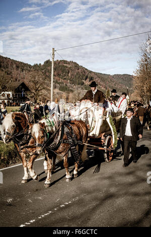 Schliersee, Deutschland, Bayern 11.08.2015: Brust Autos mit Ministranten in Schliersee in Leonhardifahrt Stockfoto