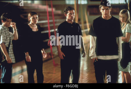 12. November 1998; DALLAS, TX, USA; Schauspieler CLEA DUVALL als Stokley "Stokes" Mitchell, ELIJAH WOOD als Casey Connor, JOSH HARTNETT als Zeke Tyler, SHAWN HATOSY als Stan Rosado und JORDANA BREWSTER als Delilah Profitt Star in "The Faculty." Stockfoto