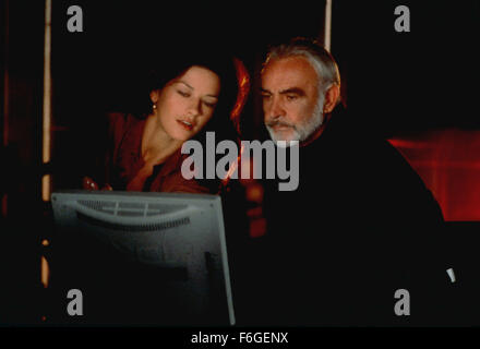 29. April 1999; Los Angeles, Kalifornien, USA; Schauspieler SEAN CONNERY als Robert MacDougal und CATHERINE ZETA-JONES als Virginia Baker in der 20. Century Fox Thriller, "Einschluss". Regie: Jon Amiel. Stockfoto