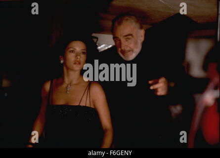 29. April 1999; Los Angeles, Kalifornien, USA; Schauspieler SEAN CONNERY als Robert MacDougal und CATHERINE ZETA-JONES als Virginia Baker in der 20. Century Fox Thriller, "Einschluss". Regie: Jon Amiel. Stockfoto