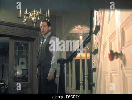 3. Mai 1999; Hollywood, Kalifornien, USA; Schauspieler BRUCE WILLIS als Malcolm Crowe Stars in der Mystery-Drama-Thriller "The Sixth Sense" unter der Regie von M. Night Shymalan. Malcom Crowe (Bruce Willis) ist ein Kinderpsychologe übernimmt die Aufgabe ein kleinen Jungen mit dem gleichen Übel als eine Ex-Patienten zu heilen. Dieser junge sieht"tote Menschen." Crowe verbringt viel Zeit mit dem jungen (Cole) sehr zum Leidwesen seiner Frau. Stockfoto