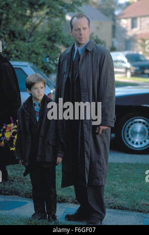 12. Mai 1999; Hollywood, Kalifornien, USA; HALEY JOEL OSMENT als Cole Sear und BRUCE WILLIS als Malcolm Crowe Akteure Sterne in der Mystery-Drama-Thriller "The Sixth Sense" unter der Regie von M. Night Shymalan. Malcom Crowe (Bruce Willis) ist ein Kinderpsychologe übernimmt die Aufgabe ein kleinen Jungen mit dem gleichen Übel als eine Ex-Patienten zu heilen. Dieser junge sieht"tote Menschen." Crowe verbringt viel Zeit mit dem jungen (Cole) sehr zum Leidwesen seiner Frau. Stockfoto