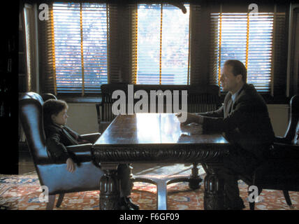 12. Mai 1999; Hollywood, Kalifornien, USA; HALEY JOEL OSMENT als Cole Sear und BRUCE WILLIS als Malcolm Crowe Akteure Sterne in der Mystery-Drama-Thriller "The Sixth Sense" unter der Regie von M. Night Shymalan. Malcom Crowe (Bruce Willis) ist ein Kinderpsychologe übernimmt die Aufgabe ein kleinen Jungen mit dem gleichen Übel als eine Ex-Patienten zu heilen. Dieser junge sieht"tote Menschen." Crowe verbringt viel Zeit mit dem jungen (Cole) sehr zum Leidwesen seiner Frau. Stockfoto