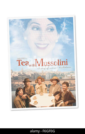 Erscheinungsdatum: 14. Mai 1999. FILMTITEL: Tee mit Mussolini. STUDIO: Cattleya. PLOT: Semi-autobiografischen Erzählung aus dem Leben des Regisseurs Franco Zeffirelli. Ein uneheliches Kind wird ausgelöst durch eine Engländerin im faschistischen Italien vor dem zweiten Weltkrieg, Teil einer englischen Community in Florenz unter dem Vorsitz eines Diplomaten Witwe. Elsa Morganthal Strauss-Armistan ist ein wohlhabenden amerikanischen Sammler moderner Kunst, der thesescorpioni gelegentlich besucht. Im Bild: CHARLIE LUCAS als Luca (Kind), JUDI DENCH als Arabella, JOAN PLOWRIGHT als Mary Wallace, MAGGIE SMITH als Lady Hester zufällige und LILY TOMLIN als Georgie R Stockfoto