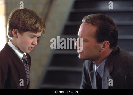 20. Mai 1999; Hollywood, Kalifornien, USA; HALEY JOEL OSMENT als Cole Sear und BRUCE WILLIS als Malcolm Crowe Akteure Sterne in der Mystery-Drama-Thriller "The Sixth Sense" unter der Regie von M. Night Shymalan. Malcom Crowe (Bruce Willis) ist ein Kinderpsychologe übernimmt die Aufgabe ein kleinen Jungen mit dem gleichen Übel als eine Ex-Patienten zu heilen. Dieser junge sieht"tote Menschen." Crowe verbringt viel Zeit mit dem jungen (Cole) sehr zum Leidwesen seiner Frau. Stockfoto