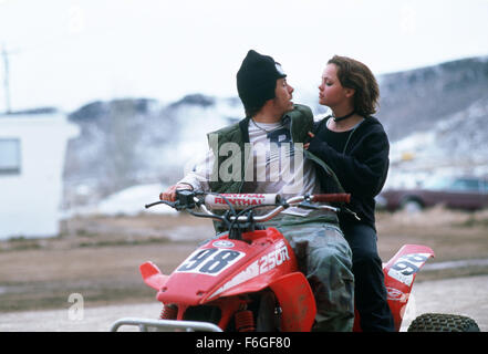 Datum der Freigabe: 18. Juni 1999. FILMTITEL: Desert Blue. STUDIO: HSX Filme. PLOT: Eine akademische besessen Withroadside Attraktionen und seine tv-Star-Tochter entdecken endlich die weltweit größte Eistüte, das Herzstück für ein alt-Goldgräberstadt kämpfen, um auf der Karte bleiben. Sie landen bleiben länger als erwartet wegen eines Unfalls, das verschüttet Zutat unbekannt Cola überall auf der Autobahn. Verbringen sie die nächsten Tage mit den verschiedenen Bewohnern der Stadt, darunter ein junges Mädchen, Schlag Dinge liebt, und einen jungen versuchen, am Leben zu halten seine Väter träumen des Aufbaus einer beachs Stockfoto