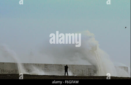 Newhaven, East Sussex, Großbritannien. Nov. 2015. Der Dämmerungssturm Barney zerschlägt den West Arm & Lighthouse. Stockfoto