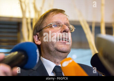 Hannover, Deutschland. 17. November 2015. Rainer Koch, Präsident des deutschen Fußball-Bundes (DFB) gibt eine Erklärung vor dem Fußball-Länderspiel zwischen Deutschland und Holland, im Courtyard Hotel in Hannover, 17. November 2015. Foto: PHILIPP VON DITFURTH/DPA/Alamy Live-Nachrichten Stockfoto