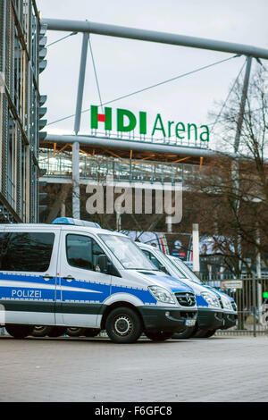 Hannover, Deutschland. 17. November 2015. Polizei außerhalb der HDI-Arena vor der internationalen Fußball match zwischen Deutschland und den Niederlanden in Hannover, Deutschland, 17. November 2015. Nach den Terroranschlägen in Paris wurden Maßnahmen zur Gefahrenabwehr für das Spiel erhöht. Foto: PHILIPP VON DITFURTH/DPA/Alamy Live-Nachrichten Stockfoto