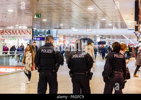 Hannover, Deutschland. 17. November 2015. Polizei am Hauptbahnhof Hannover vor den internationalen Fußball match zwischen Deutschland und Holland in Hannover, 17. November 2015. Nach den Terroranschlägen in Paris wurden Maßnahmen zur Gefahrenabwehr für das Spiel erhöht. Foto: PHILIPP VON DITFURTH/DPA/Alamy Live-Nachrichten Stockfoto