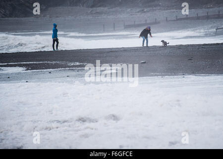 Aberystwyth Wales Uk, Dienstag, 17. November 2015 UK Wetter: Menschen ihren Hund spazieren am Strand als der zweite benannte Sturm der Saison - Sturm Barney - Hits Aberystwyth an der West Küste von Wales.    Windböen waren voraussichtlich 80 km/h über Anhöhen und Starkregen verursachen Überschwemmungen in den Bereichen bereits gesättigt nach Tagen Niederschlag Photo Credit: Keith Morris / Alamy Live News Stockfoto