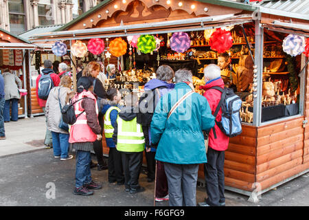 Manchester-Weihnachten Marktstand mit weiblichen Besucher betrachten Weihnachtsschmuck beschäftigt Stockfoto