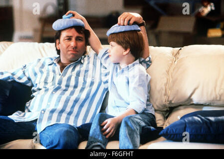 3. Juli 1999; Hollywood, Kalifornien, USA; JOHN RITTER (links) als Ben Healy und MICHAEL OLIVER als Junior Healy in der Komödie "Problem Child 2'', Regie: Brian Levant. Stockfoto