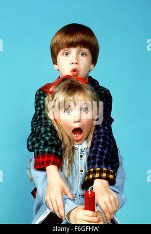 3. Juli 1999; Hollywood, Kalifornien, USA; MICHAEL OLIVER als Junior Healy und AMY YASBECK als Annie Young in der Komödie "Problem Child 2'', Regie: Brian Levant. Stockfoto