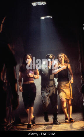 13. August 1999; Bangkok, Thailand; Schauspielerinnen KATE BECKINSALE als Darlene Davis und CLAIRE DANES als Alice Marano in "Brokedown Palace". Unter der Regie von Jonathan Kaplan. Stockfoto