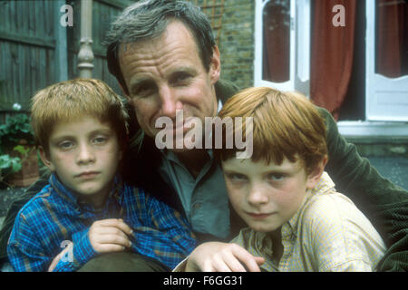 17. August 1999; Hollywood, Kalifornien, USA; Schauspielers BOBBY WILLIAMS, NICHOLAS FARRELL und JOSEPH WILLIAMS in dem Film-Drama "Beautiful People"...  (Bild Kredit:) Stockfoto