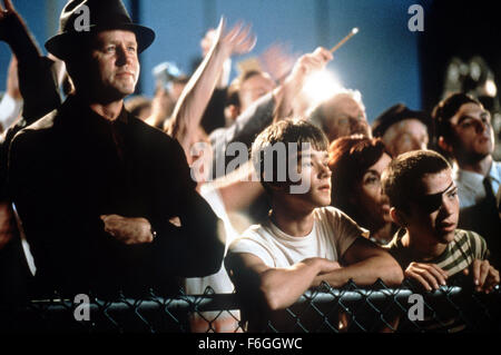 Datum der Freigabe: 22. Oktober 1999. FILMTITEL: Verrückt in Alabama. STUDIO: TriStar Pictures. PLOT: Ein Hinterwäldler Alabama Junge namens Peejoe-short für Peter Joseph bekommt eine schnelle Ausbildung in Erwachsenen Themen wie Freiheit im Jahr 1965. Der Katalysator ist ein unerwarteter Seite - seine glamourösen, exzentrische Tante Lucille, wer flieht aus ihrem gewalttätigen Ehemann und zieht nach Hollywood, der TV-Star ihre Träume zu verwirklichen. Im Bild: LUCAS BLACK als Peter Bullis. Stockfoto