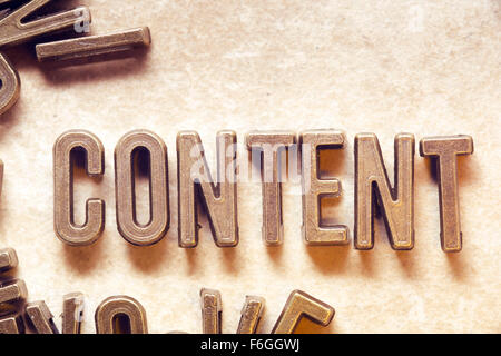 Inhalte Wort hergestellt aus metallischen Buchstaben auf Grunge Hintergrund Stockfoto