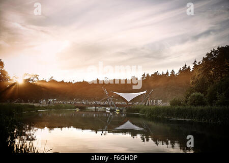 Einen Moment der Ruhe, wenn die Sonne untergeht auf Latitude Festival 18. Juli 2015. Stockfoto