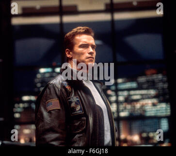 17. August 2000; Hollywood, Kalifornien, USA; Schauspieler ARNOLD SCHWARZENEGGER spielt eine ehemalige Kriegsheld und Familienvater in "The 6th Day" Film Stills...  (Bild Kredit: Auto-Bilder) Stockfoto