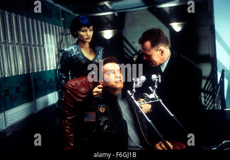 17. August 2000; Hollywood, Kalifornien, USA; Schauspieler ARNOLD SCHWARZENEGGER (Mitte), MICHAEL ROOKER und SARAH WYNTER in "The 6th Day" Film Stills...  (Bild Kredit: Auto-Bilder) Stockfoto