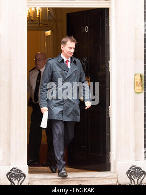 Downing Street, London, UK. 17. November 2015. Jeremy Hunt MP, UK Health Secretary verlässt Downing Street nach einer Kabinettssitzung Credit: Ian Davidson/Alamy Live News Stockfoto