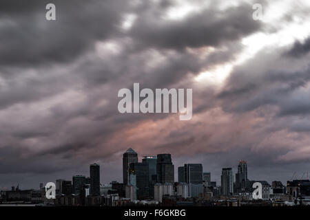 London, UK. 17. November 2015. UK-Wetter: Sturm Barney nähert sich London bei Sonnenuntergang mit über 40 km/h hohe Winde und schnell ziehenden Wolken über Canary Wharf Geschäftshäuser Park und Fluss Themse Credit gesehen: Guy Corbishley/Alamy Live News Stockfoto