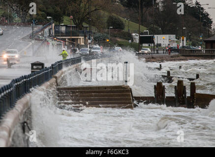 Southend on Sea, Vereinigtes Königreich. 17. November 2015. Barney Sturm peitscht Sie die Themse. die starken Winde sind die hohen Gezeiten hochdrücken. Bildnachweis: Darren Attersley/Alamy Live News Stockfoto