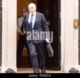 Downing Street, London, UK. 17. November 2015. Iain Duncan Smith MP, UK Arbeit und Renten Sekretärin lässt Downing Street nach einer Kabinettssitzung Credit: Ian Davidson/Alamy Live News Stockfoto
