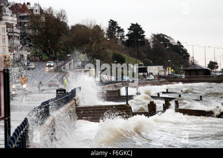 Southend on Sea, Vereinigtes Königreich. 17. November 2015. Sturm-Barney Peitschen Sie die Themse verursacht große Wellen zu brechen auf dem Deich und sprühen zu Schlag durch eine Uferstraße Credit: Darren Attersley/Alamy Live News Stockfoto