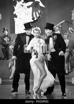 FREIGEGEBEN: 14. Oktober 1954 - Film Originaltitel: White Christmas - im Bild: Gesang und Tanz Männer DANNY KAYE und BING CROSBY Pfeifen eine Melodie für VERA-ELLEN Stockfoto