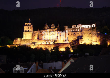 Heidelberger Schloss während der nächtlichen Blick auf Hügel Stockfoto