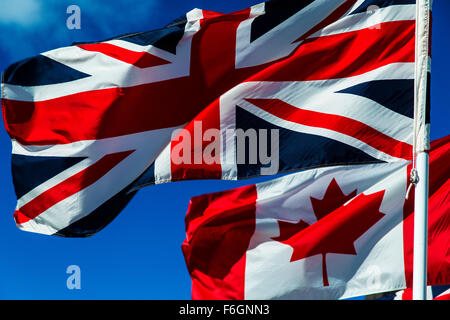 Britische und kanadische Flaggen am Fahnenmast Stockfoto