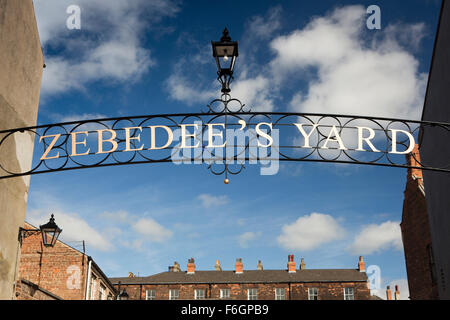 Großbritannien, England, Yorkshire, Hull, Posterngate, Zebedee Hof, Zeichen, über Eingang zum Gelände des ehemaligen Trinity House School Stockfoto