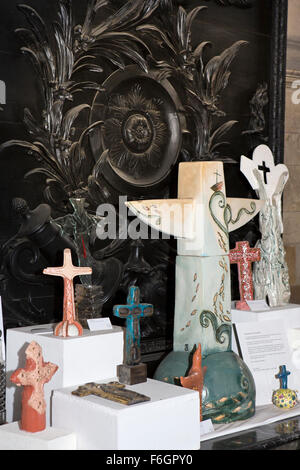 Großbritannien, England, Yorkshire, Hull, Holy Trinity Church, Maquetten von Keramik und Glas Kreuz Entwürfe von Hull College Kunststudenten Stockfoto
