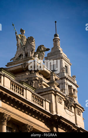 Großbritannien, England, Yorkshire, Hull, Alfred Gelder Street, Guildhall, Statue auf dem Dach der Britannia mit Löwen Stockfoto