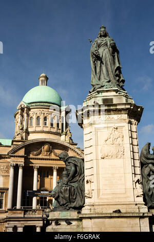 Großbritannien, England, Yorkshire, Hull, Queen Victoria Square, City Hall und Diamond Jubilee memorial Stockfoto