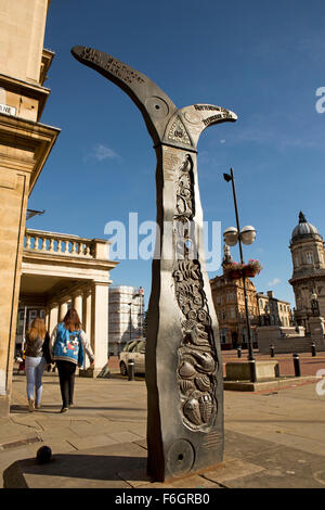 Großbritannien, England, Yorkshire, Hull, Victoria Square, National Cycle Network Meilenstein vor dem Rathaus Stockfoto