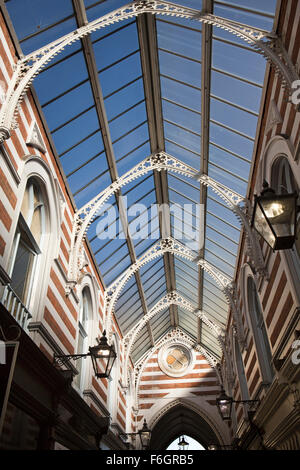 Großbritannien, England, Yorkshire, Hull Paragon Arcade, verglaste Dach Stockfoto